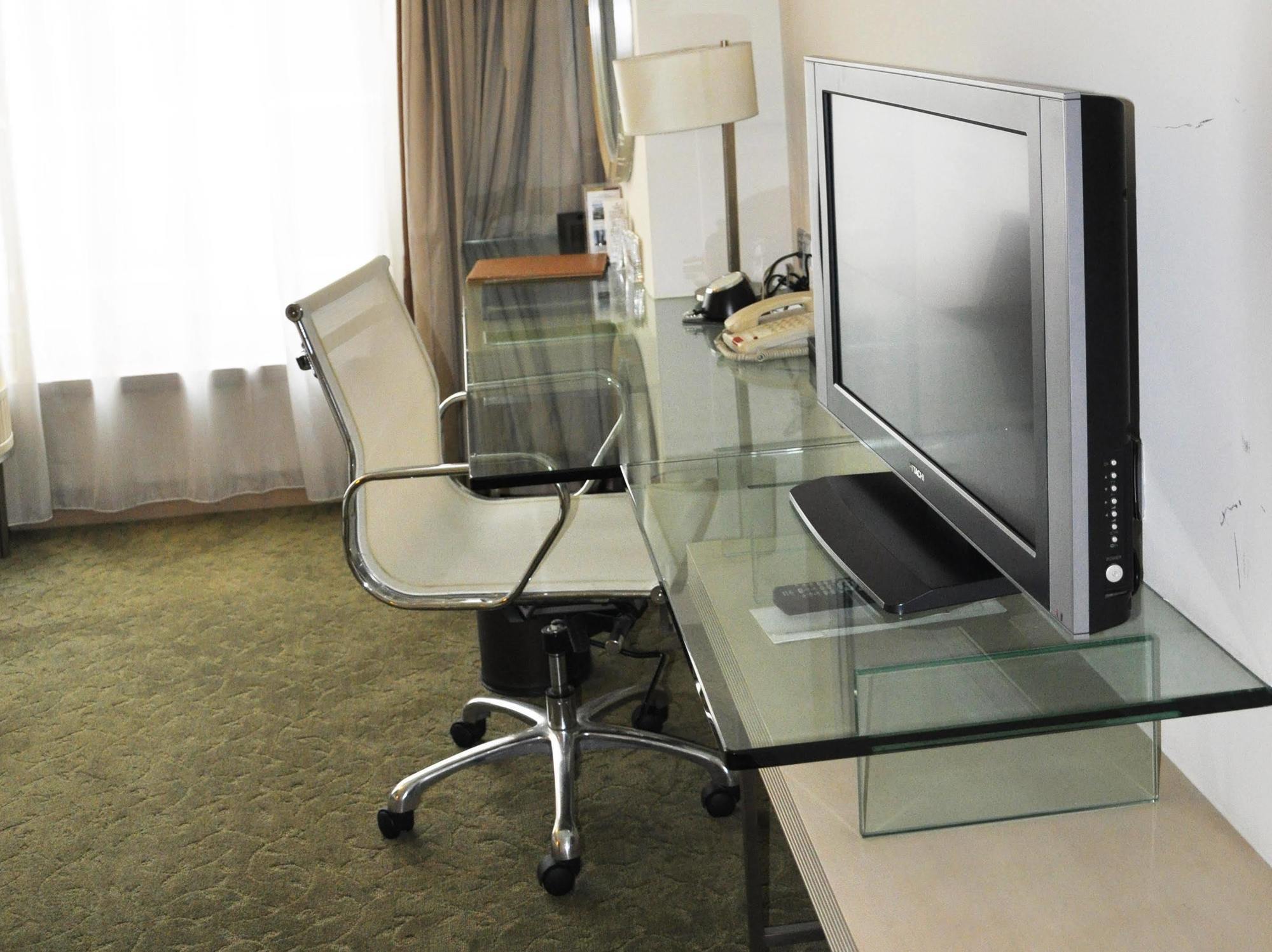 Hotel Nikko เทียนจิน ภายนอก รูปภาพ A computer on a glass desk
